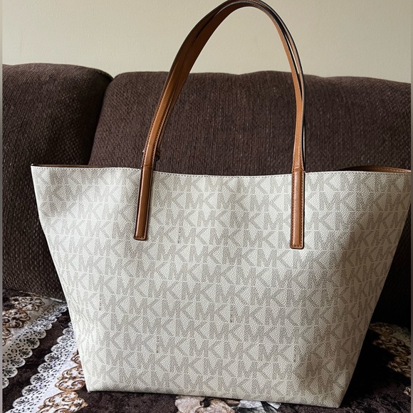 MICHAEL KORS Vanilla Signature Print Canvas Gold-Tone Snap Closure Tote Bag - Picture 9 of 10